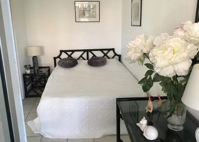 36 M With Balcony And Pool Near Beaches