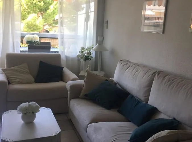 36 M With Balcony And Pool Near Beaches Antibes