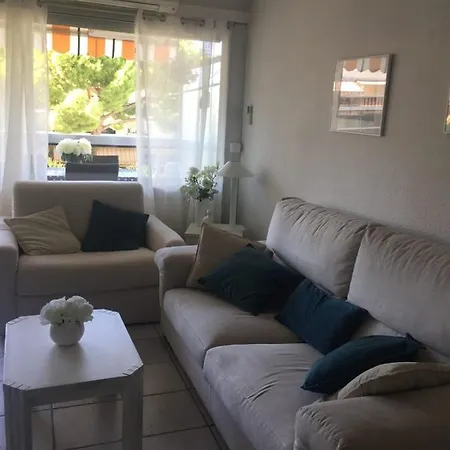 36 M With Balcony And Pool Near Beaches Антіб